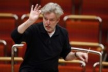 Finnischer Dirigent Jukka-Pekka Saraste leitet das WDR Sinfonieorchester Köln in Begleitung des deutschen Violinisten Frank Peter Zimmermann in der Kölner Philharmonie (&copy; Thomas Brill)